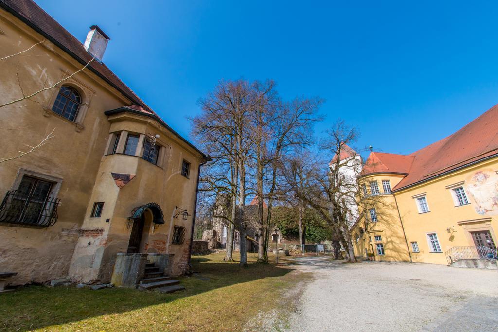 Hotel Schloss Neuburg - Hoftaferne Neuburg am Inn Kültér fotó